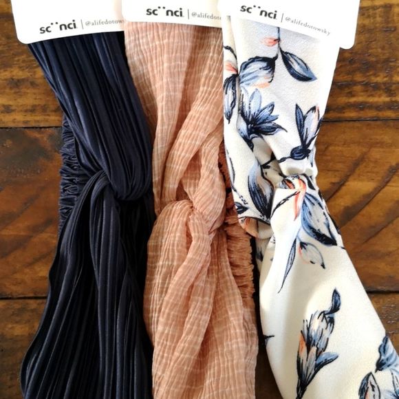 Accessory Lot - Picture 2 of 7